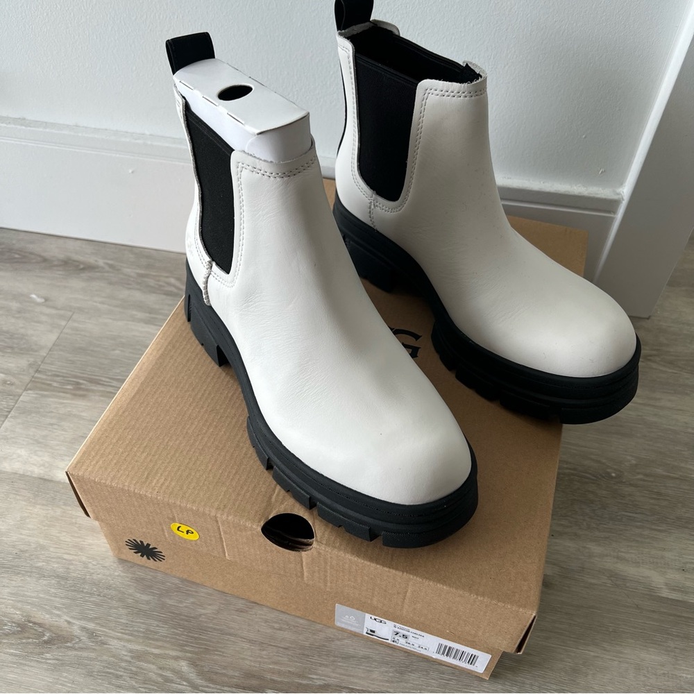 Ugh Ashton Chelsea Boots